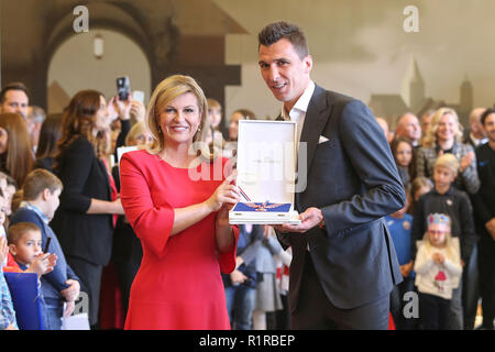 Zagreb, Kroatien. 13 Nov, 2018. Der kroatische Präsident Kolinda Grabar-Kitarovic (L) Auszeichnungen eine Medaille zu Spieler der kroatischen Nationalmannschaft Mario Mandzukic in Zagreb, Kroatien, an November 13, 2018. Präsident Kolinda Grabar-Kitarovic präsentierte Dekorationen und Auszeichnungen an Trainer, Spieler und Trainerstab der Kroatischen Fußball-Nationalmannschaft und der Kroatische Fußball-Verband für ihre Leistung bei der WM. Credit: Luka Stanzl/Xinhua/Alamy leben Nachrichten Stockfoto