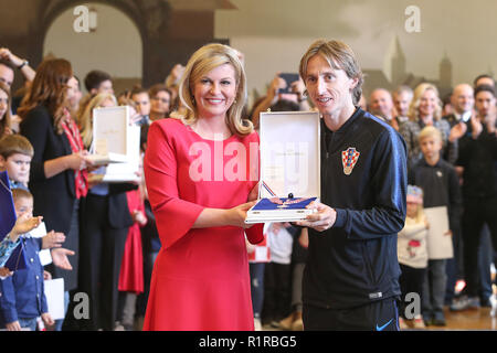 Zagreb, Kroatien. 13 Nov, 2018. Der kroatische Präsident Kolinda Grabar-Kitarovic (L) Auszeichnungen eine Medaille zu Spieler der kroatischen Nationalmannschaft Luka Modric, Zagreb, Kroatien Nov. 13, 2018. Präsident Kolinda Grabar-Kitarovic präsentierte Dekorationen und Auszeichnungen an Trainer, Spieler und Trainerstab der Kroatischen Fußball-Nationalmannschaft und der Kroatische Fußball-Verband für ihre Leistung bei der WM. Credit: Luka Stanzl/Xinhua/Alamy leben Nachrichten Stockfoto