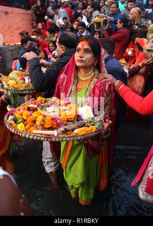 Kathmandu, Nepal. 14 Nov, 2018. Ein Nepali Frau bietet Gebete an die aufgehende Sonne während der CHHATH Festival in Kathmandu, Nepal, Nov. 14, 2018. Chhath Festival ist auf Sun gewidmet, dem Gott der Energie. Credit: Sunil Sharma/Xinhua/Alamy leben Nachrichten Stockfoto