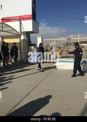 Kabul, Afghanistan. 14 Nov, 2018. Fawad Sadat, einen ausgefallenen Afghanische Asylbewerber, die aus Deutschland abgeschoben wurde, verlässt den Flughafen Terminal nach seiner Rückkehr nach Afghanistan. Er gehört zu einer Gruppe von 42 Asylbewerber, die zurück nach Afghanistan von Deutschland aus geflogen wurden. Credit: Mohammad Jawad/dpa/Alamy leben Nachrichten Stockfoto