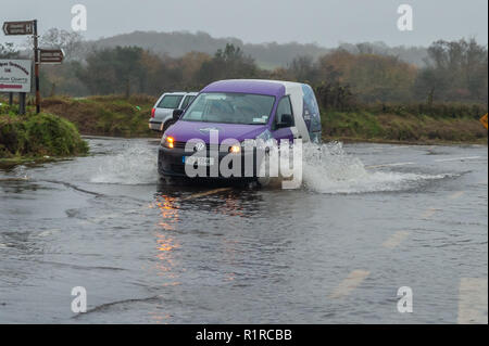 Dunmanway, West Cork, Irland. 14 Nov, 2018. Ein van verhandelt eine schlecht überschwemmte Straße gerade außerhalb Dunmanway nach einer Nacht von sintflutartigen Regenfällen. Der Tag wird sehr nass und windig mit Höhen von 13 bis 15°C. Credit: Andy Gibson/Alamy Leben Nachrichten. Stockfoto