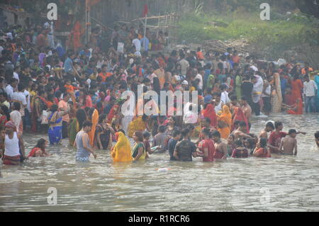 Kolkata, Indien. 14 Nov, 2018. Hinduistische Gläubige die heilige Badewanne bei Baboo Ghat der Ufer des Ganges oder Fluss Hooghly Usha Arghya und Paran oder morgen Opfer zu Gott der Sonne am letzten Tag des Multi-Tag jährliche Hindu Chhath Festival vor allem von den Menschen in den indischen Bundesstaaten Bihar, Jharkhand, Chhattisgarh, Madhya Pradesh, Odisha, Rajasthan, Uttarkhand, Uttar Pradesh, Westbengalen und Madhesh Region Nepal etc. Kredit angesehen: Biswarup Ganguly/Alamy leben Nachrichten Stockfoto