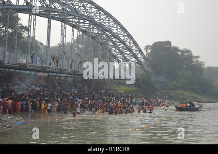 Kolkata, Indien. 14 Nov, 2018. Hinduistische Gläubige die heilige Badewanne bei Baboo Ghat der Ufer des Ganges oder Fluss Hooghly Usha Arghya und Paran oder morgen Opfer zu Gott der Sonne am letzten Tag des Multi-Tag jährliche Hindu Chhath Festival vor allem von den Menschen in den indischen Bundesstaaten Bihar, Jharkhand, Chhattisgarh, Madhya Pradesh, Odisha, Rajasthan, Uttarkhand, Uttar Pradesh, Westbengalen und Madhesh Region Nepal etc. Kredit angesehen: Biswarup Ganguly/Alamy leben Nachrichten Stockfoto