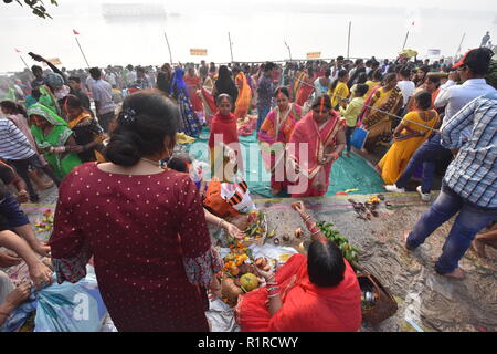 Kolkata, Indien. 14 Nov, 2018. Hinduistische Gläubige versammeln sich Ramkrishnapur Ghat, Howrah Hooghly der Ufer des Ganges oder Fluss Usha Arghya und Paran oder morgen Opfer zu Gott der Sonne am letzten Tag des Multi-Tag jährliche Hindu Chhath Festival vor allem von den Menschen in den indischen Bundesstaaten Bihar, Jharkhand, Chhattisgarh, Madhya Pradesh, Odisha, Rajasthan, Uttarkhand, Uttar Pradesh, Westbengalen und Madhesh Region Nepal etc. Kredit angesehen: Biswarup Ganguly/Alamy leben Nachrichten Stockfoto