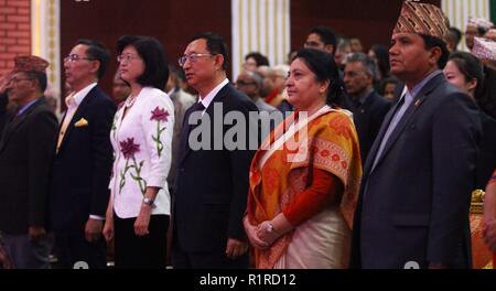 Kathmandu, Nepal. 13 Nov, 2018. Nepali Präsident Bidya Devi Bhandari (2. R) und Besuch der Chinesischen Minister für Kultur und Tourismus Luo Shugang (3. R) nehmen an der 8. China Festival in Kathmandu, Nepal, Nov. 13, 2018. Die 8. China Fest in der nepalesischen Hauptstadt Kathmandu am Dienstag unter dem Motto "Kulturelle Reise entlang der Seidenstraße.' Quelle: Sunil Sharma/Xinhua/Alamy leben Nachrichten Stockfoto