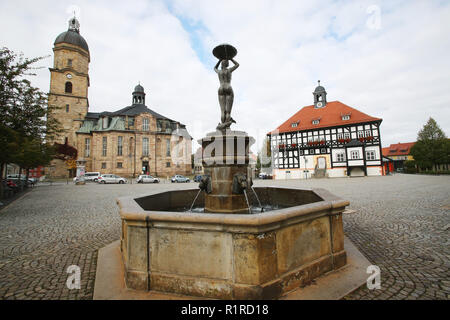 Waltershausen, Deutschland. Okt, 2018 04. Der Marktplatz mit Brunnen, Stadt, Kirche und Rathaus. Credit: Bodo Schackow/dpa-Zentralbild/ZB/dpa/Alamy leben Nachrichten Stockfoto