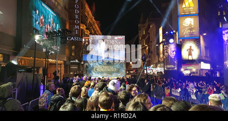 London, UK, 13.Nov, 2018, London, UK. 13 Nov, 2018. Ezra Miller Unterzeichnung für die Fans auf dem blauen Teppich an den britischen Premier von fantastischen Tieren: Die Verbrechen von Grindelwald im Londoner Leicester Square Credit: Helen Cox/Alamy leben Nachrichten Stockfoto