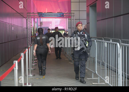 Singapur. 14 Nov, 2018. Soldaten patrouillieren der Schauplatz des Verbands Südostasiatischer Nationen (ASEAN) Gipfel und die damit verbundenen Treffen bei dem Suntec Singapore International Convention & Exhibition Centre am Nov. 14, 2018. Credit: Dann Chih Wey/Xinhua/Alamy leben Nachrichten Stockfoto