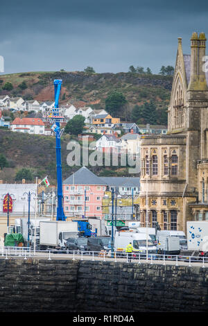 Aberystwyth Wales, Großbritannien, 14. November 2018 Dreharbeiten Episoden der beliebten Netflix Drama "Die Krone" im berühmten viktorianischen gotische Alte Hochschule Universität Gebäude, in Aberystwyth Strandpromenade. Foto © Keith Morris/Alamy Live News Credit: Keith Morris/Alamy leben Nachrichten Stockfoto