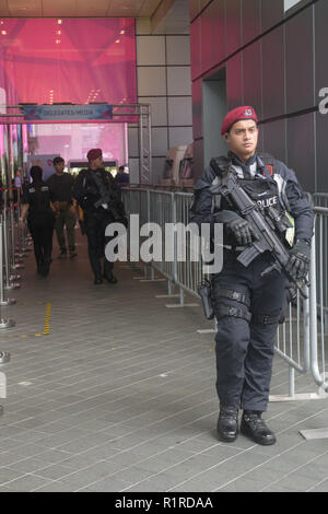 Singapur. 14 Nov, 2018. Soldaten patrouillieren der Schauplatz des Verbands Südostasiatischer Nationen (ASEAN) Gipfel und die damit verbundenen Treffen bei dem Suntec Singapore International Convention & Exhibition Centre am Nov. 14, 2018. Credit: Dann Chih Wey/Xinhua/Alamy leben Nachrichten Stockfoto