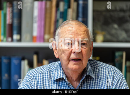 14. November 2018, Hessen, Frankfurt/Main: Die amerikanische Paleoanthropologist und Entdecker der Skelett "Lucy", Donald C. Johanson, spricht mit Journalisten während einer Pressekonferenz im Senckenberg Museum. Die Paleoanthropologist entdeckte den Australopithecus afarensis Skelettreste vor 44 Jahren in Äthiopien. Das Skelett "Lucy" galt lange Zeit als der älteste Beweis der aufrechte Gang unserer Vorfahren betrachtet. Foto: Silas Stein/dpa Stockfoto