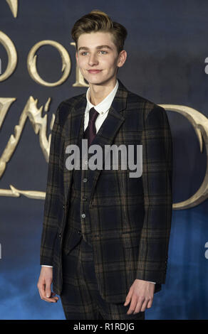 London, Großbritannien. 13 Nov, 2018. Joshua Shea gesehen der BRITISCHEN Premiere der "Fantastische Tiere an: Die Verbrechen von Grindelwald" im Cineworld Leicester Square in London. Credit: Gary Mitchell/SOPA Images/ZUMA Draht/Alamy leben Nachrichten Stockfoto