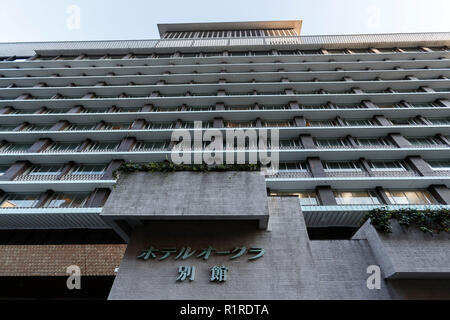 Eine allgemeine Ansicht der Südflügel des Hotels Okura am 14 November, 2018, Tokio, Japan. Aufbau fährt auf der Website des historischen Hotels, der eingestellt wird, wie der Okura Tokyo im September 2019 wieder zu öffnen. Das neue Hotel wird das Okura Prestige Turm und Okura Erbe Flügel und das Okura Museum der Kunst in den Vordergrund gehören. Das ursprüngliche Hotel Okura eröffnet im Jahr 1962. Credit: Rodrigo Reyes Marin/LBA/Alamy leben Nachrichten Stockfoto