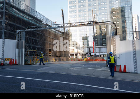 Die neue Okura Tokyo im Bau ist am 14. November 2018, Tokio, Japan gesehen. Aufbau fährt auf der Website des historischen Hotels, der eingestellt wird, wie der Okura Tokyo im September 2019 wieder zu öffnen. Das neue Hotel wird das Okura Prestige Turm und Okura Erbe Flügel und das Okura Museum der Kunst in den Vordergrund gehören. Das ursprüngliche Hotel Okura eröffnet im Jahr 1962. Credit: Rodrigo Reyes Marin/LBA/Alamy leben Nachrichten Stockfoto