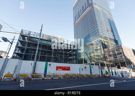 Die neue Okura Tokyo im Bau ist am 14. November 2018, Tokio, Japan gesehen. Aufbau fährt auf der Website des historischen Hotels, der eingestellt wird, wie der Okura Tokyo im September 2019 wieder zu öffnen. Das neue Hotel wird das Okura Prestige Turm und Okura Erbe Flügel und das Okura Museum der Kunst in den Vordergrund gehören. Das ursprüngliche Hotel Okura eröffnet im Jahr 1962. Credit: Rodrigo Reyes Marin/LBA/Alamy leben Nachrichten Stockfoto