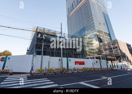 Die neue Okura Tokyo im Bau ist am 14. November 2018, Tokio, Japan gesehen. Aufbau fährt auf der Website des historischen Hotels, der eingestellt wird, wie der Okura Tokyo im September 2019 wieder zu öffnen. Das neue Hotel wird das Okura Prestige Turm und Okura Erbe Flügel und das Okura Museum der Kunst in den Vordergrund gehören. Das ursprüngliche Hotel Okura eröffnet im Jahr 1962. Credit: Rodrigo Reyes Marin/LBA/Alamy leben Nachrichten Stockfoto