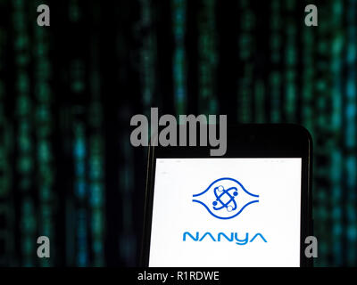 Kiew, Ukraine. 13 Nov, 2018. Nanya Technology Corporation Logo auf dem Smartphone angezeigt. Nanya Technology ist ein wichtiger Taiwanese Teekocher Dynamic Random Access Memory (DRAM) Chips, die vor allem in Computern verwendet. Quelle: Igor Golovniov/SOPA Images/ZUMA Draht/Alamy leben Nachrichten Stockfoto