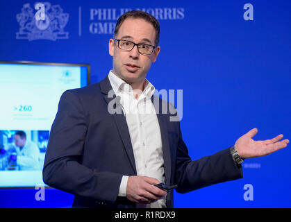 Hamburg, Deutschland. 14 Nov, 2018. Markus Essing, Geschäftsführer der Philip Morris GmbH, spricht bei einer Pressekonferenz der Tabakunternehmen. Die Presse Konferenz konzentrierte sich auf die Marktdurchdringung der Tabak Verdampfer' iqos' und der Präsentation der neuen Ausrüstung. Quelle: Axel Heimken/dpa/Alamy leben Nachrichten Stockfoto