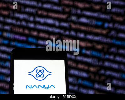 Kiew, Ukraine. 13 Nov, 2018. Nanya Technology Corporation Logo auf dem Smartphone angezeigt. Nanya Technology ist ein wichtiger Taiwanese Teekocher Dynamic Random Access Memory (DRAM) Chips, die vor allem in Computern verwendet. Quelle: Igor Golovniov/SOPA Images/ZUMA Draht/Alamy leben Nachrichten Stockfoto