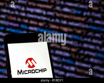 Kiew, Ukraine. 13 Nov, 2018. Microchip Technology Corporation Logo auf dem Smartphone angezeigt. Microchip Technology Inc. ist ein US-amerikanisches börsennotiertes Unternehmen, ist ein Hersteller von Micro Controller, mixed-signal-, Analog- und Flash-IP integrierte Schaltungen. Quelle: Igor Golovniov/SOPA Images/ZUMA Draht/Alamy leben Nachrichten Stockfoto