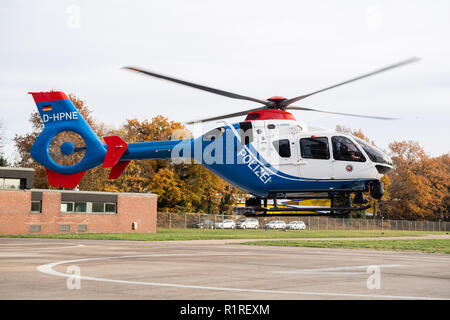 Rastede, Deutschland. 14 Nov, 2018. Werfen Sie einen Blick auf ein polizeihubschrauber der Polizei Niedersachsen an den Start. Credit: mohssen Assanimoghaddam/dpa/Alamy leben Nachrichten Stockfoto