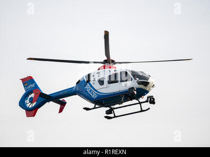 Rastede, Deutschland. 14 Nov, 2018. Eine Ansicht einer Polizei Hubschrauber der Polizei Niedersachsen im Flug. Credit: mohssen Assanimoghaddam/dpa/Alamy leben Nachrichten Stockfoto