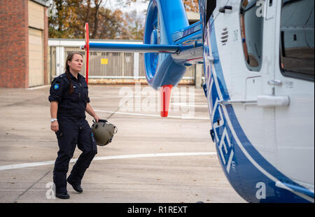 Rastede, Deutschland. 14 Nov, 2018. Kirsten Böning, erste weibliche Hubschrauberpilot der Polizei Niedersachsen, inspiziert ein Polizeihubschrauber, kurz bevor sie fliegt mit dem Flugzeug selbst. Credit: mohssen Assanimoghaddam/dpa/Alamy leben Nachrichten Stockfoto