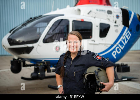 Rastede, Deutschland. 14 Nov, 2018. Kirsten Böning, erste weibliche Hubschrauberpilot der Polizei Niedersachsen, steht vor einem polizeihubschrauber. Credit: mohssen Assanimoghaddam/dpa/Alamy leben Nachrichten Stockfoto