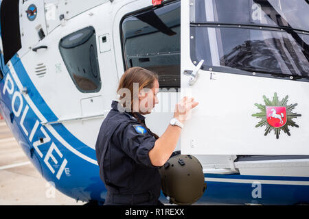 Rastede, Deutschland. 14 Nov, 2018. Kirsten Böning, erste weibliche Hubschrauberpilot der Polizei Niedersachsen, gerät in einen Polizei Hubschrauber. Credit: mohssen Assanimoghaddam/dpa/Alamy leben Nachrichten Stockfoto