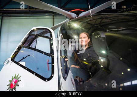 Rastede, Deutschland. 14 Nov, 2018. Kirsten Böning, der erste weibliche Hubschrauberpilot der Polizei in Niedersachsen, sitzt in einem polizeihubschrauber. Credit: mohssen Assanimoghaddam/dpa/Alamy leben Nachrichten Stockfoto