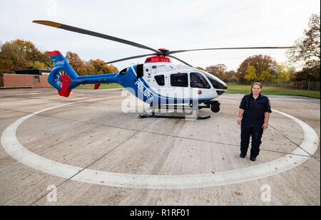 Rastede, Deutschland. 14 Nov, 2018. Kirsten Böning, erste weibliche Hubschrauberpilot der Polizei Niedersachsen, steht vor einem Polizei Hubschrauber auf einen Landeplatz. Credit: mohssen Assanimoghaddam/dpa/Alamy leben Nachrichten Stockfoto