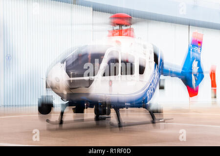 Rastede, Deutschland. 14 Nov, 2018. Eine Aussicht auf ein Hubschrauber der Polizei Niedersachsen aus (Bild durch eine längere Belichtungszeit). Credit: mohssen Assanimoghaddam/dpa/Alamy leben Nachrichten Stockfoto