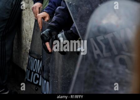 Athen, Griechenland. 14 Nov, 2018. Polizisten werden gesehen, halten ihre Schilde während des Generalstreiks in Athen. Credit: Giorgos Zachos/SOPA Images/ZUMA Draht/Alamy leben Nachrichten Stockfoto