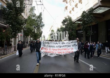 Athen, Griechenland. 14 Nov, 2018. Die Demonstranten werden gesehen, halten ein Banner während des Generalstreiks in Athen. Credit: Giorgos Zachos/SOPA Images/ZUMA Draht/Alamy leben Nachrichten Stockfoto