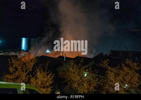 Isla bank Mühlen, Moray, Schottland, 14. November 2018, das ist die Szene der Brand bei der gewerblichen Einheit von Aberdeen Wäscheservice innerhalb von Isla Bank Mühlen Industrail Park, Keith, Moray, Schottland belegt. Credit: JASPERIMAGE/Alamy leben Nachrichten Stockfoto