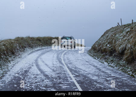 Rosscarbery, West Cork, Irland, 14. November 2018. Onshore Sturmwind brachte eine Winter Blick auf die Straßen entlang der Klippen am Owenahincha in der Nähe von Rosscarbery, Sea Foam peitschte durch die Winde gab Autos ein Blizzard der weißen "Schnee" Blasen durch zu fahren. Credit: aphperspective/Alamy leben Nachrichten Stockfoto