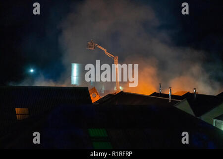 Isla bank Mühlen, Moray, Schottland, 14. November 2018, das ist die Szene der Brand bei der gewerblichen Einheit von Aberdeen Wäscheservice innerhalb von Isla Bank Mühlen Industrail Park, Keith, Moray, Schottland belegt. Credit: JASPERIMAGE/Alamy leben Nachrichten Stockfoto