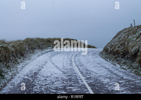 Rosscarbery, West Cork, Irland, 14. November 2018. Onshore Sturmwind brachte eine Winter Blick auf die Straßen entlang der Klippen am Owenahincha in der Nähe von Rosscarbery, Sea Foam peitschte durch die Winde gab Autos ein Blizzard der weißen "Schnee" Blasen durch zu fahren. Credit: aphperspective/Alamy leben Nachrichten Stockfoto