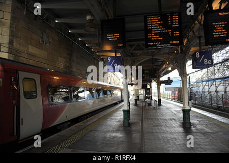 Edinburgh, Großbritannien. 14 Nov, 2018. Vor einem Holyrood Abstimmung fordern die ScotRail pause Klausel ausgeübt werden soll, schottische Labour-Vorsitzende Richard Leonard und Verkehr Sprecher Colin Smyth Kampagne zur Waverley Station. Credit: Colin Fisher/Alamy leben Nachrichten Stockfoto