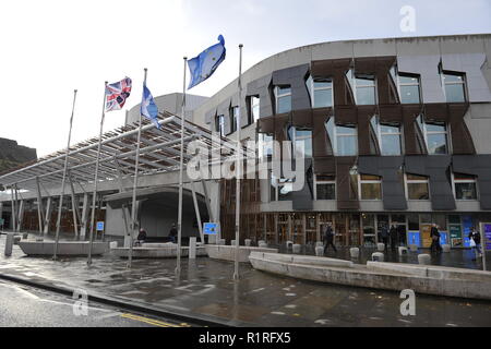 Edinburgh, Großbritannien. 14 Nov, 2018. Vor einem Holyrood Abstimmung fordern die ScotRail pause Klausel ausgeübt werden soll, schottische Labour-Vorsitzende Richard Leonard und Verkehr Sprecher Colin Smyth Kampagne zur Waverley Station. Credit: Colin Fisher/Alamy leben Nachrichten Stockfoto