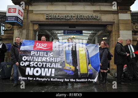 Edinburgh, Großbritannien. 14 Nov, 2018. Vor einem Holyrood Abstimmung fordern die ScotRail pause Klausel ausgeübt werden soll, schottische Labour-Vorsitzende Richard Leonard und Verkehr Sprecher Colin Smyth Kampagne zur Waverley Station. Credit: Colin Fisher/Alamy leben Nachrichten Stockfoto