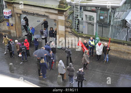 Edinburgh, Großbritannien. 14 Nov, 2018. Vor einem Holyrood Abstimmung fordern die ScotRail pause Klausel ausgeübt werden soll, schottische Labour-Vorsitzende Richard Leonard und Verkehr Sprecher Colin Smyth Kampagne zur Waverley Station. Credit: Colin Fisher/Alamy leben Nachrichten Stockfoto