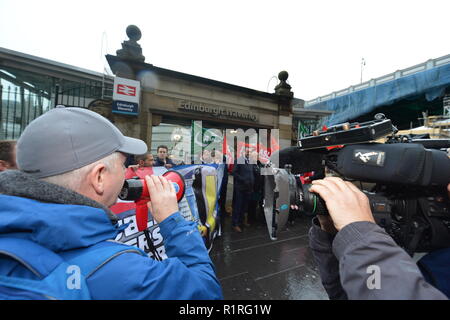 Edinburgh, Großbritannien. 14 Nov, 2018. Vor einem Holyrood Abstimmung fordern die ScotRail pause Klausel ausgeübt werden soll, schottische Labour-Vorsitzende Richard Leonard und Verkehr Sprecher Colin Smyth Kampagne zur Waverley Station. Credit: Colin Fisher/Alamy leben Nachrichten Stockfoto