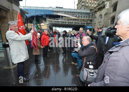 Edinburgh, Großbritannien. 14 Nov, 2018. Vor einem Holyrood Abstimmung fordern die ScotRail pause Klausel ausgeübt werden soll, schottische Labour-Vorsitzende Richard Leonard und Verkehr Sprecher Colin Smyth Kampagne zur Waverley Station. Credit: Colin Fisher/Alamy leben Nachrichten Stockfoto