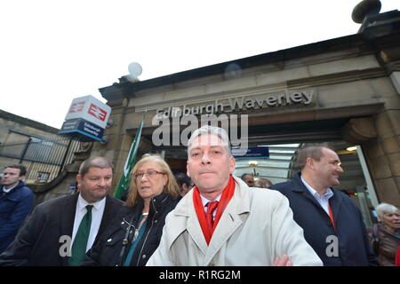 Edinburgh, Großbritannien. 14 Nov, 2018. Vor einem Holyrood Abstimmung fordern die ScotRail pause Klausel ausgeübt werden soll, schottische Labour-Vorsitzende Richard Leonard und Verkehr Sprecher Colin Smyth Kampagne zur Waverley Station. Credit: Colin Fisher/Alamy leben Nachrichten Stockfoto