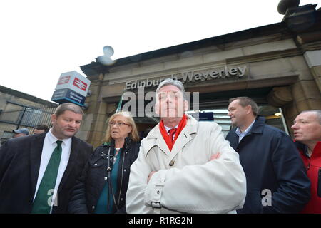 Edinburgh, Großbritannien. 14 Nov, 2018. Vor einem Holyrood Abstimmung fordern die ScotRail pause Klausel ausgeübt werden soll, schottische Labour-Vorsitzende Richard Leonard und Verkehr Sprecher Colin Smyth Kampagne zur Waverley Station. Credit: Colin Fisher/Alamy leben Nachrichten Stockfoto