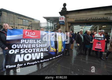 Edinburgh, Großbritannien. 14 Nov, 2018. Vor einem Holyrood Abstimmung fordern die ScotRail pause Klausel ausgeübt werden soll, schottische Labour-Vorsitzende Richard Leonard und Verkehr Sprecher Colin Smyth Kampagne zur Waverley Station. Credit: Colin Fisher/Alamy leben Nachrichten Stockfoto