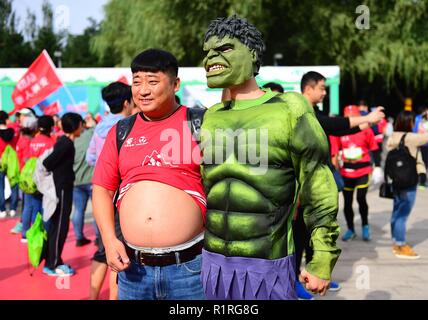 Shenyang, Shenyang, China. 14 Nov, 2018. Shenyang, China - Läufer tragen Kostüme von Spiderman, Hulk und Batman auf der Marathon in Shenyang, Provinz Liaoning im Nordosten Chinas. Credit: SIPA Asien/ZUMA Draht/Alamy leben Nachrichten Stockfoto