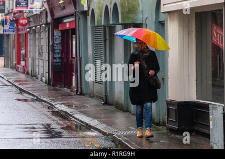 Cork, Irland. 14 Nov, 2018. Ein shopper trotzt der Elemente in die Stadt Cork während einer Periode sehr nassem Wetter. Es werden keine oben lassen, mit mehr vom Gleichen Prognose für morgen. Credit: Andy Gibson/Alamy Leben Nachrichten. Stockfoto