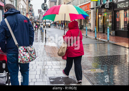 Cork, Irland. 14 Nov, 2018. Ein shopper trotzt der Elemente in die Stadt Cork während einer Periode sehr nassem Wetter. Es werden keine oben lassen, mit mehr vom Gleichen Prognose für morgen. Credit: Andy Gibson/Alamy Leben Nachrichten. Stockfoto